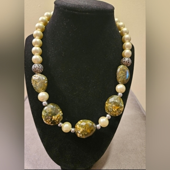Green Snake-Skin Jasper and Pearl Vintage Necklace - Picture 3 of 3